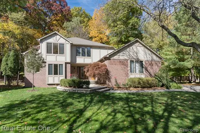 903 WOODRIDGE CRT, Rochester Hills, MI 48307