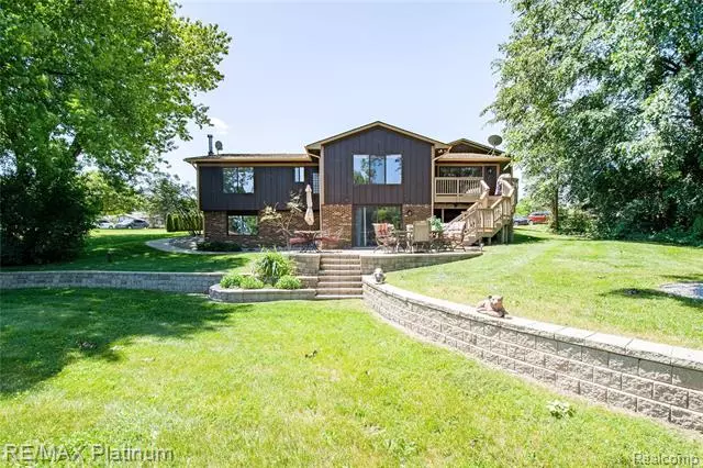 6755 Thompson LN, White Lake, MI 48383