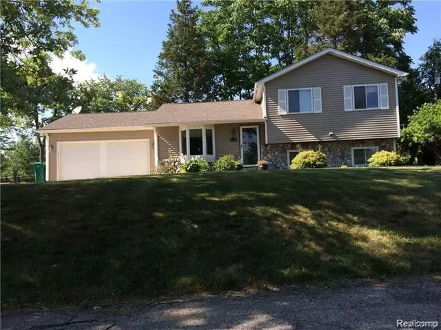 5126 CHIPMAN DR, Waterford, MI 48327