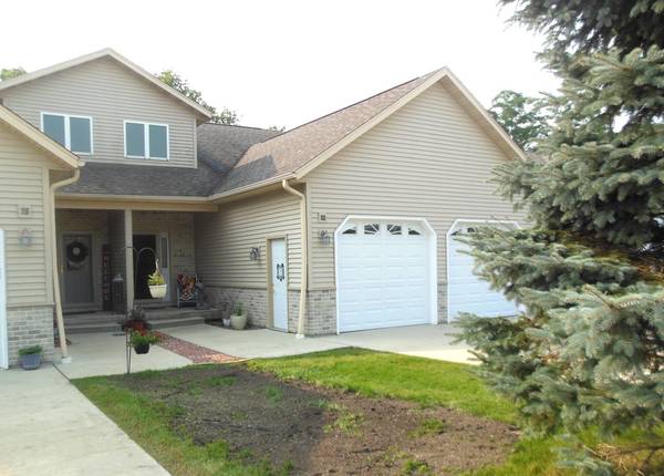313 Creekside Ct, Watertown, WI 53098