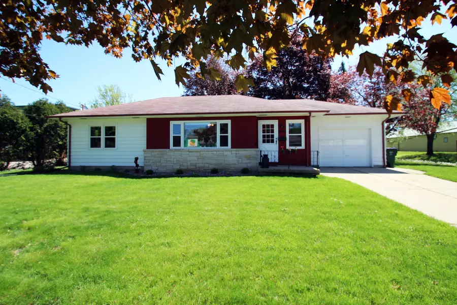 806 N Main St, Lake Mills, WI 53551