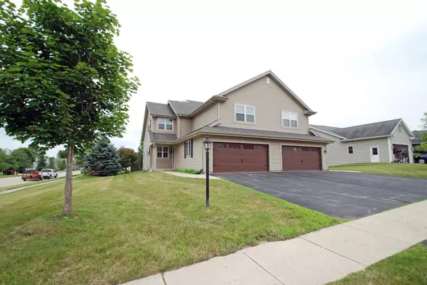 889 Hickory Creek Dr, Oconomowoc, WI 53066