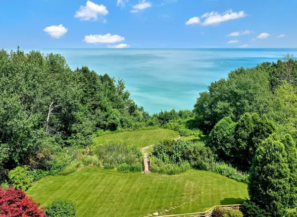 326 W Seacroft Ct, Mequon, WI 53092