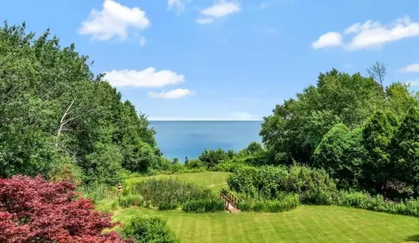 Mequon, WI 53092,326 W Seacroft Ct