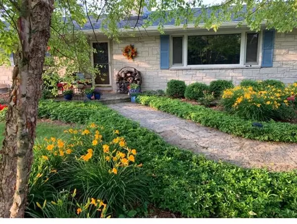 123 E Mequon Rd, Mequon, WI 53092