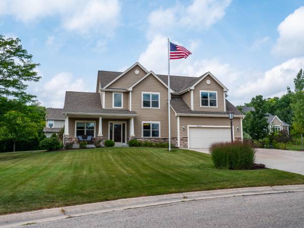 N30W22045 Woodfield Ct E, Pewaukee, WI 53186