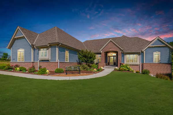 8751 W Hawks Glen Cir, Mequon, WI 53097