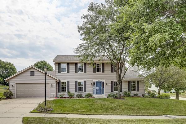 2613 Oakcrest Dr, Waukesha, WI 53188