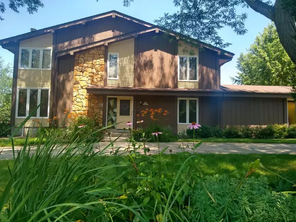S42W25312 Dale Dr, Waukesha, WI 53189