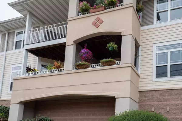213 S Main St Unit 206, Thiensville, WI 53092