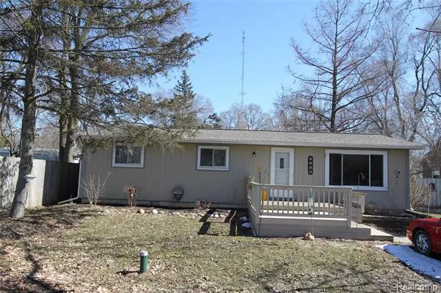 4880 LAKEBORN DR, White Lake, MI 48383