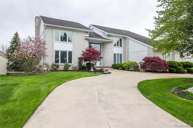 5666 ROYAL WOOD, West Bloomfield, MI 48322