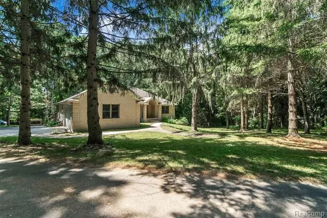 1387 WIND RIVER DR, Milford Twp, MI 48381
