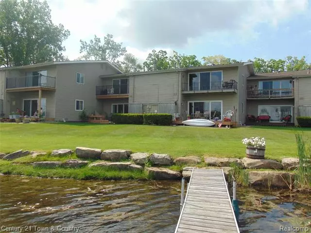 4912 LAKE POINT DR, Waterford, MI 48329