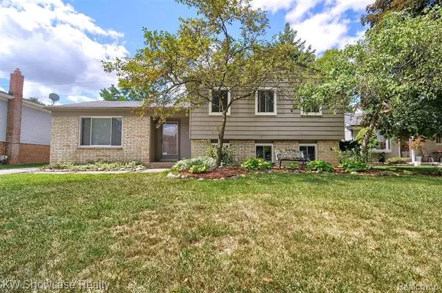 42851 BUCKINGHAM DR, Sterling Heights, MI 48313