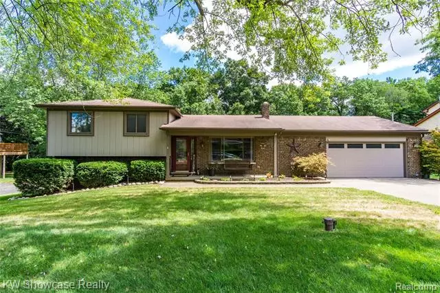 5229 GREENFIELD RD, Brighton, MI 48114