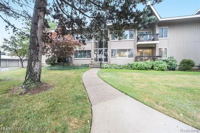 1989 Klingensmith RD 43, Bloomfield Hills, MI 48302