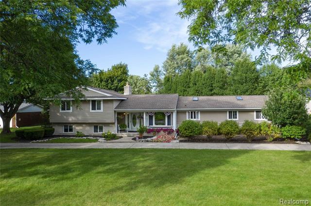 401 THOMAS LN, Grand Blanc, MI 48439