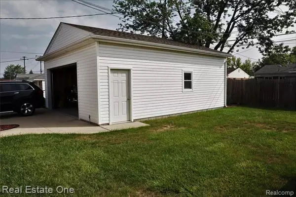 Riverview, MI 48193,18055 HINTON ST