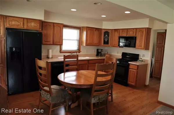 Riverview, MI 48193,18055 HINTON ST