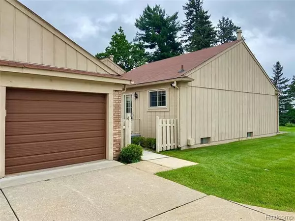 12486 Cambridge Blvd  4, Green Oak Twp, MI 48178