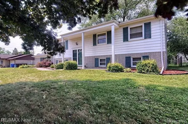 Waterford Twp, MI 48329,2747 HUNTINGTON PARK DR