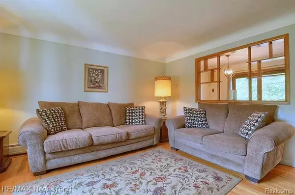 Waterford Twp, MI 48329,2747 HUNTINGTON PARK DR