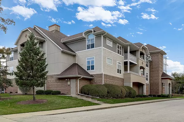 213 S Main St Unit 201, Thiensville, WI 53092